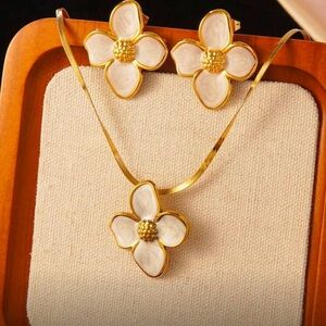 Elegant Gold and White Floral Jewelry Set